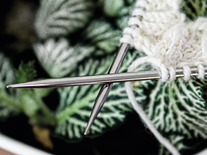 HiyaHiya Europe’s guide to knitting needles: bamboo, steel, or sharp?